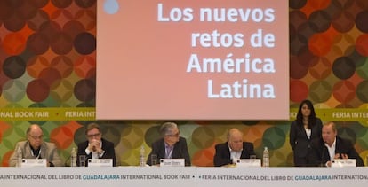 De izquierda a derecha, Enrique Krauze, Juan Luis Cebrián, Javier Moreno, Enrique Iglesias y Rafael Rojas, ayer en la Feria del Libro de Guadalajara.