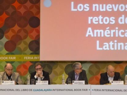 De izquierda a derecha, Enrique Krauze, Juan Luis Cebrián, Javier Moreno, Enrique Iglesias y Rafael Rojas, ayer en la Feria del Libro de Guadalajara.