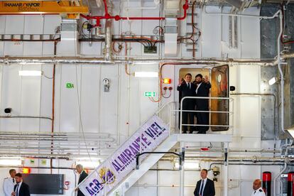 Macron y Boric saludan a desde el buque rompehielos de construccin nacional 'Almirante Viel', este jueves en Valparaso, Chile.