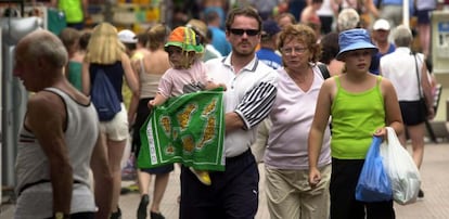 Turistas en un centro comercial en Mogan (Gran Canaria).