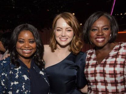 Emma Stone, candidata al Oscar como mejor actriz, entre dos de las intérpretes que se disputan la categoría a mejor actiz de reparto Octavia Spencer y Viola Davis (derecha).