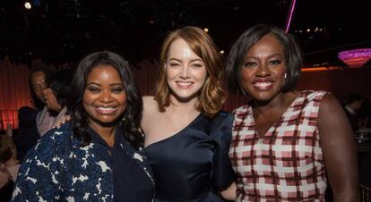 Emma Stone, candidata al Oscar como mejor actriz, entre dos de las intérpretes que se disputan la categoría a mejor actiz de reparto Octavia Spencer y Viola Davis (derecha).