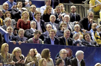 Palco de autoridades (en la imagen, segunda fila), con el presidente del Real Madrid, Florentino Pérez (2i); el alcalde de A Coruña, Xulio Ferreiro (3i); el presidente de la Xunta, Alberto Núñez Feijóo (4i); y el ministro de Cultura y Deporte, Íñigo Méndez de Vigo (2d).