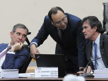 Lorenzo Córdova, Ciro Murayama y Edmundo Jacobo, durante una sesión el pasado 13 de marzo.