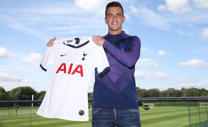 Lo Celso posa con la camiseta del Tottenham.