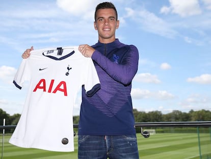 Lo Celso posa con la camiseta del Tottenham.