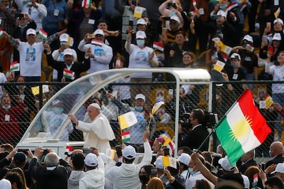 O Papa, ao chegar ao estádio Hariri em Erbil, neste domingo. 