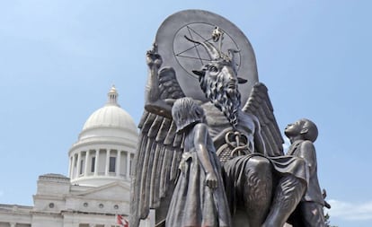 Estátua de Baphomet erigida pelo Templo Satânico.