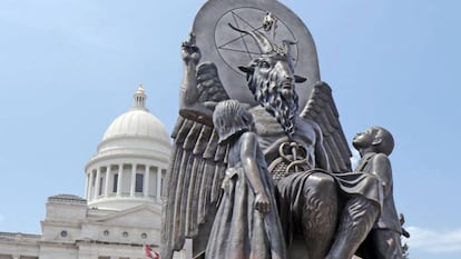 Estátua de Baphomet erigida pelo Templo Satânico.