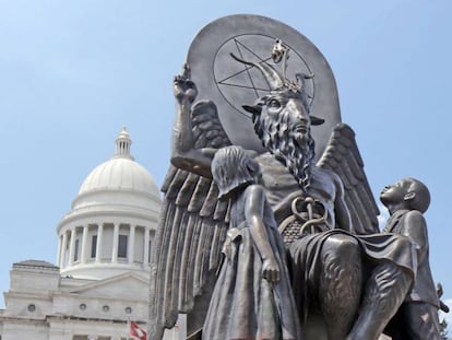 Estátua de Baphomet erigida pelo Templo Satânico.