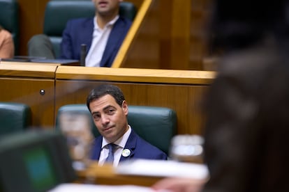 El lehendakari Imanol Pradales en el pleno de control del Parlamento Vasco de este viernes.