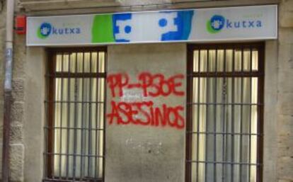 Una de las pintadas contra los socialistas y el PP en San Sebastián.