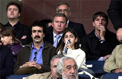 Javier Clemente observa el partido en el palco de Montjuïc.