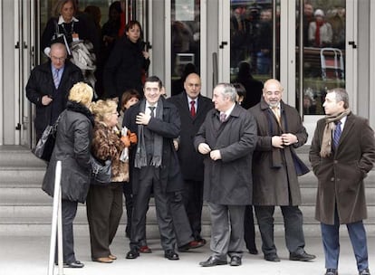 Joana Madrigal, Patxi López, Rodolfo Ares, Iñaki Arriola, José Antonio Pastor y Melchor Gil, a la salida del juicio el lunes.