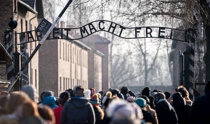 Visitantes en la entrada del antiguo campo de concentración de Auschwitz, en Polonia.