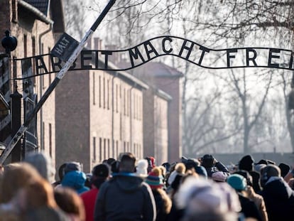 Visitantes en la entrada del antiguo campo de concentración de Auschwitz, en Polonia.