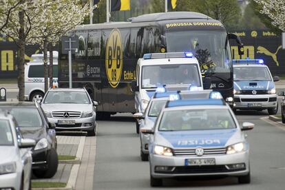 La policía escolta al autobús del Borussia de Dortmund camino de su estadio, donde el equipo alemán se enfrentará al AS Mónaco.