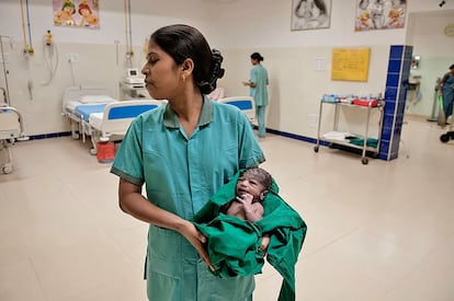 Una enfermera del hospital de Kalyandurg posa junto a un niño recién nacido. Según datos proporcionados por la FVF, en India el 46% de las niñas y niños menores de tres años son demasiado pequeños para su edad y el 47% tiene un peso bajo, especialmente las niñas.