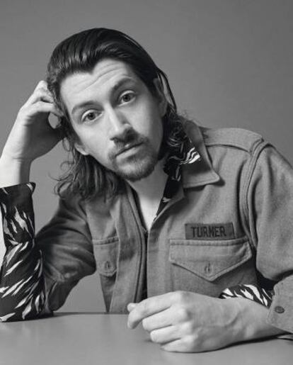 Aquí, Alex Turner lleva una camisa estampada Givenchy bajo su propia camisa militar ‘vintage’. “Cuando la vi en la tienda, estaba claro que me la tenía que comprar”, comenta el músico.