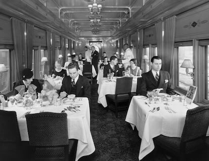 Pasajeros en el vagón restaurante del tren North Coast Limited, en Estados Unidos durante los años treinta.