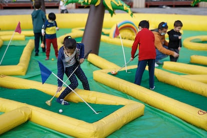 Varios ninos juegan en un mini golf inflable en el festival Ciutat de la Diversió.