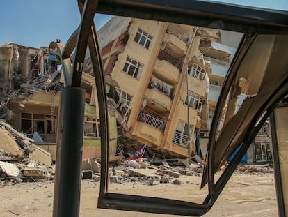 A destroyed building leans on a neighbouring house following the earthquake in Samandag, southern Turkey, Wednesday, Feb. 22, 2023.