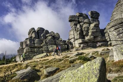 Este cinturón montañoso de 56 kilómetros que recorre unos 25 kilómetros en la frontera checopolaca, cuenta con dos centros regionales importantes (Szklarska Poreba y Karpacz) y un paisaje muy característico, los ‘kotly’ (circos), enormes hondonadas talladas por glaciares hace milenios, bordeados de escarpados peñascos. En el lado polaco, los más espectaculares son Kociol-Malego, Stawy Kocol Wiekiego Staw, cerca del monte Snizka, además del Sniezne Kotly, a los pies del monte Wielki Szyszak. Aunque esta es una región de duras condiciones climáticas, el parque nacional de Karkonosze (kpnmab.pl) es el principal destino senderista en los Sudetes, con 33 recorridos y unos 100 kilómetros de caminos, e incluso rutas especialmente trazadas para los amantes del ciclismo de montaña.