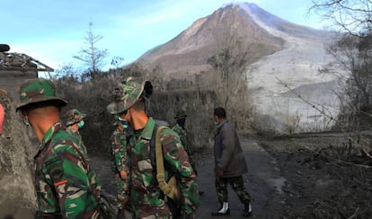 Soldados indonesios en los alrededores del volcán Sinabung, en el norte de Sumatra.