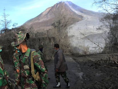 Soldados indonesios en los alrededores del volc&aacute;n Sinabung, en el norte de Sumatra.