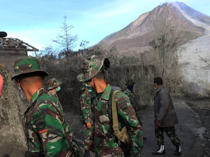 Soldados indonesios en los alrededores del volc&aacute;n Sinabung, en el norte de Sumatra.