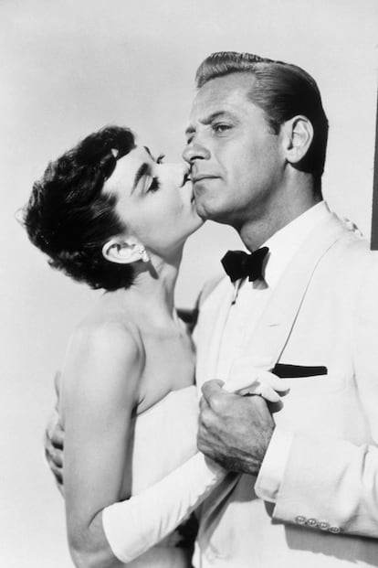 Audrey Hepburn y William Holden

	Del rodaje de 'Sabrina' surgió un apasionado romance entre los dos actores y una promesa de abandonar a su mujer y a sus hijos para estar con Hepburn. Aunque estaban muy enamorados, Audrey decidió romper la relación porque ella quería tener hijos, pero Holden estaba operado de una vasectomía.