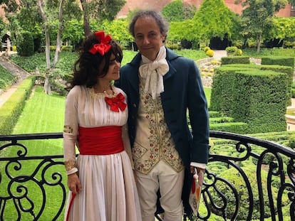 Eugenia Martínez de Irujo y Narcís Rebollo disfrazado de la XIII duquesa de Alba y de Goya, respectivamente.