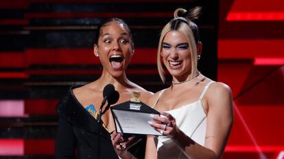 Alicia Keys e Dua Lipa no Grammy de 2020 em Los Angeles, quando anunciaram Billie Eilish como melhor artista revelação.