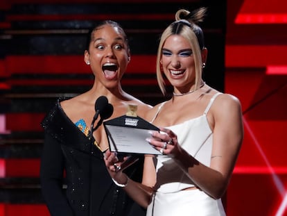 Alicia Keys e Dua Lipa no Grammy de 2020 em Los Angeles, quando anunciaram Billie Eilish como melhor artista revelação.