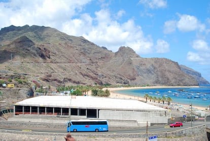 Obras abandonadas del edificio conocido como &lsquo;&lsquo;mamotreto&rdquo;, junto a la playa de las Teresitas, en Santa Cruz de Tenerife.