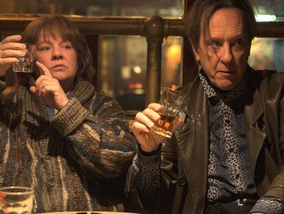 Melissa McCarthy e Richard E. Grant, em 'Poderia me perdoar?'.