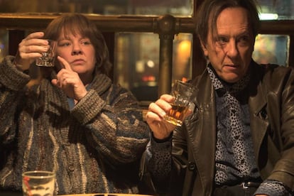 Melissa McCarthy e Richard E. Grant, em 'Poderia me perdoar?'.