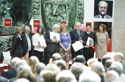 Aguirre posa con los galardonados en los premios Miguel Catalán y Julián Marías.
