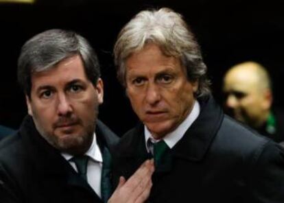 Desde la izquierda,el presidente del Sporting  Bruno de Carvalho con su entrenador Jorge Jesús.