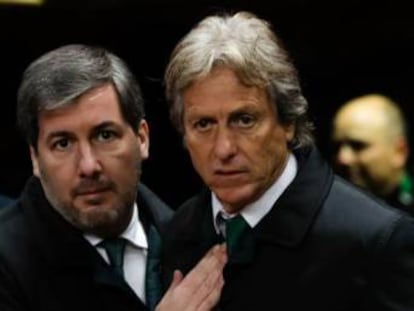 Desde la izquierda,el presidente del Sporting  Bruno de Carvalho con su entrenador Jorge Jesús.