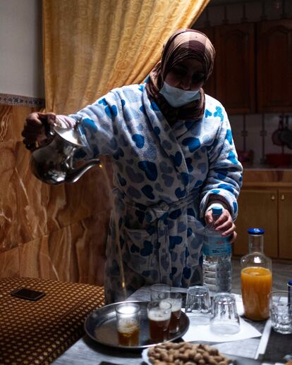 Fátima (madre de Moha), prepara el té de media tarde en el salón de su casa, donde la luz natural solo entra por una pequeña ventana en el techo.