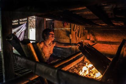 "Preparamos sagú, taro y agua limpia; cultivamos los huertos; cocinamos; criamos y protegemos a los niños. Aquí las mujeres tenemos mucho trabajo", asegura Bai Masit Dere.