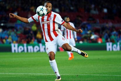 El jugador del Olympiakos Mehdi Vdis Odjidja, durante la tercera jornada de Liga de Campeones en el Nou Camp.