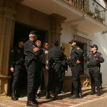 29-3-2006. La policía propina el mayor golpe contra la corrupción en la capital de la Costa del Sol con el arresto de 19 personas, incluida la alcaldesa, Marisol Yagüe, de la localidad, ordenada por la Fiscalía anticorrupción. En la foto, imagen del Ayuntamiento de Marbella rodeado por la policía, que ha registrado sus dependencias.