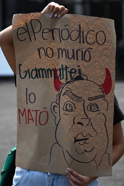 Una mujer protesta contra el cierre de 'El Periódico', ante la sede del Palacio de Justicia en Ciudad de Guatemala este lunes.