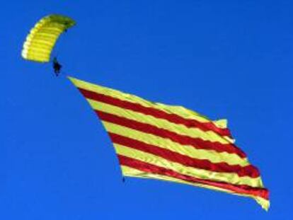 Un paracaidista con una bandera catalana con motivo de la diada de San Jordi. EFE/Archivo