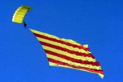 Un paracaidista con una bandera catalana con motivo de la diada de San Jordi. EFE/Archivo