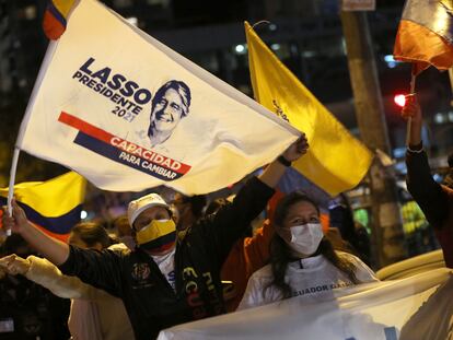 Seguidores de Guillermo Lasso, no domingo após as eleições no Equador.