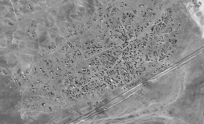 Imagen por satélite tomada el pasado 24 de enero que, según UNITAR-UNOSAT, muestra el aumento de refugios en Hadalat, en la frontera entre Siria y Jordania.