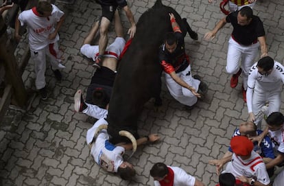 Los toros de la ganadería de Jandilla protagonizan el penúltimo encierro de los Sanfermines por las calles de Pamplona.